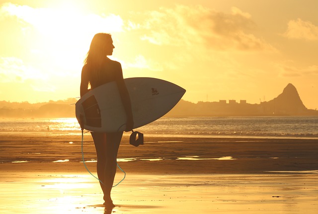 dívka a surfovací prkno
