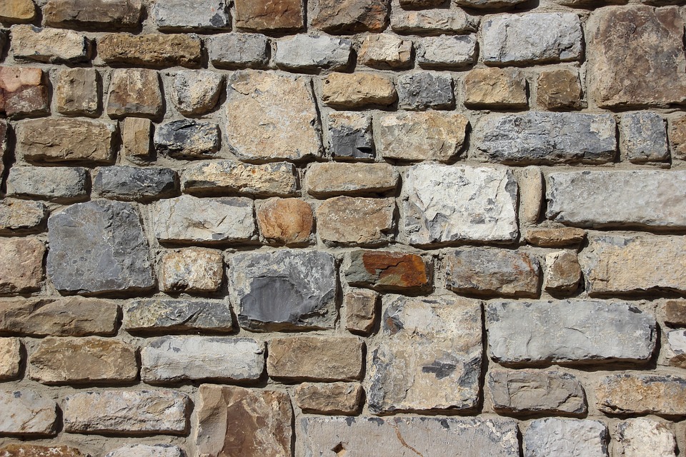 zeď z kamene